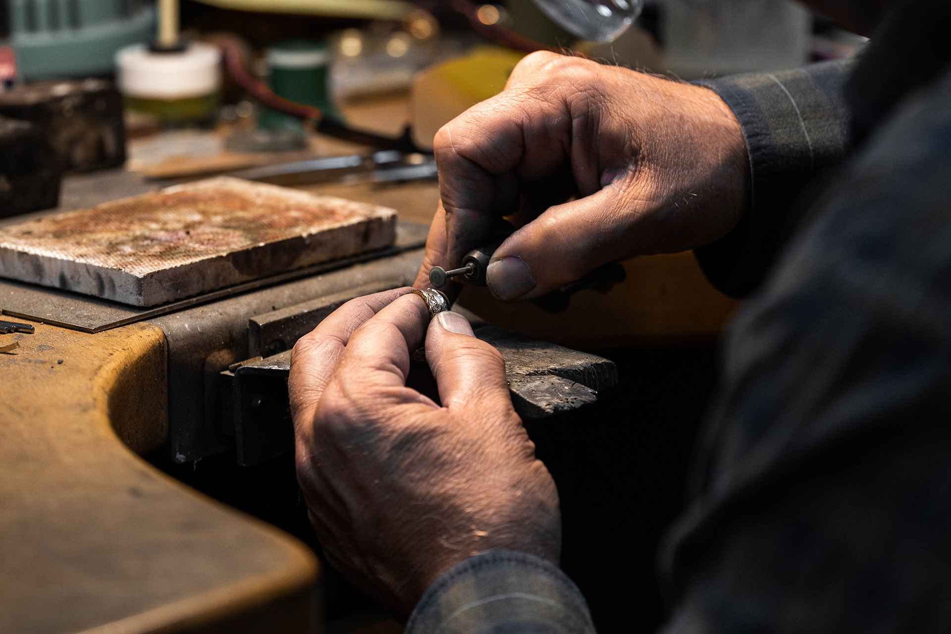 Unsere Goldschmiede im Saarland steht für exquisite Handarbeit und einzigartige Schmuckstücke. Entdecken Sie unsere Kollektion von Verlobungsringen, Eheringen und individuellen Sonderanfertigungen, die in Saarlouis hergestellt werden.