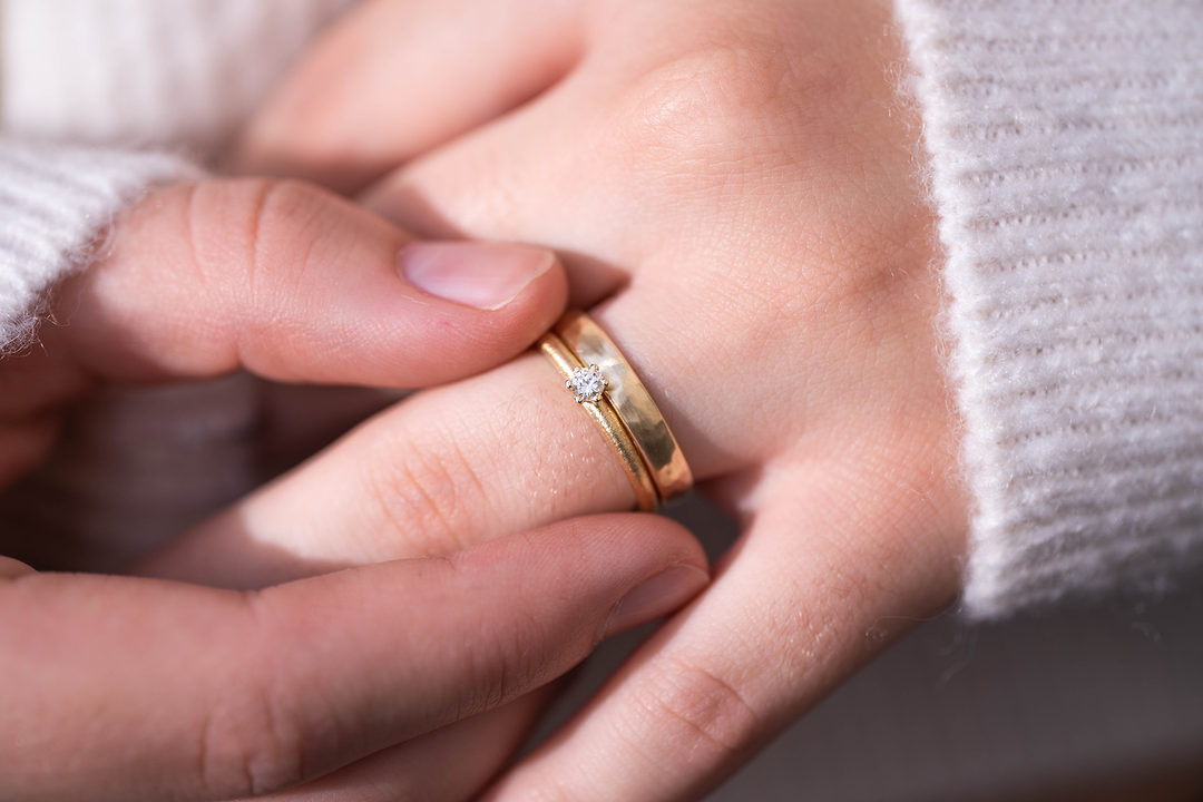 Ihr Verlobungsring sollte genauso einzigartig sein wie Ihre Liebe. In unserer Goldschmiede im Saarland entwerfen und fertigen wir Verlobungsringe, die Ihr Herz berühren. Unsere Handwerker in Saarlouis kreieren wahre Meisterwerke.