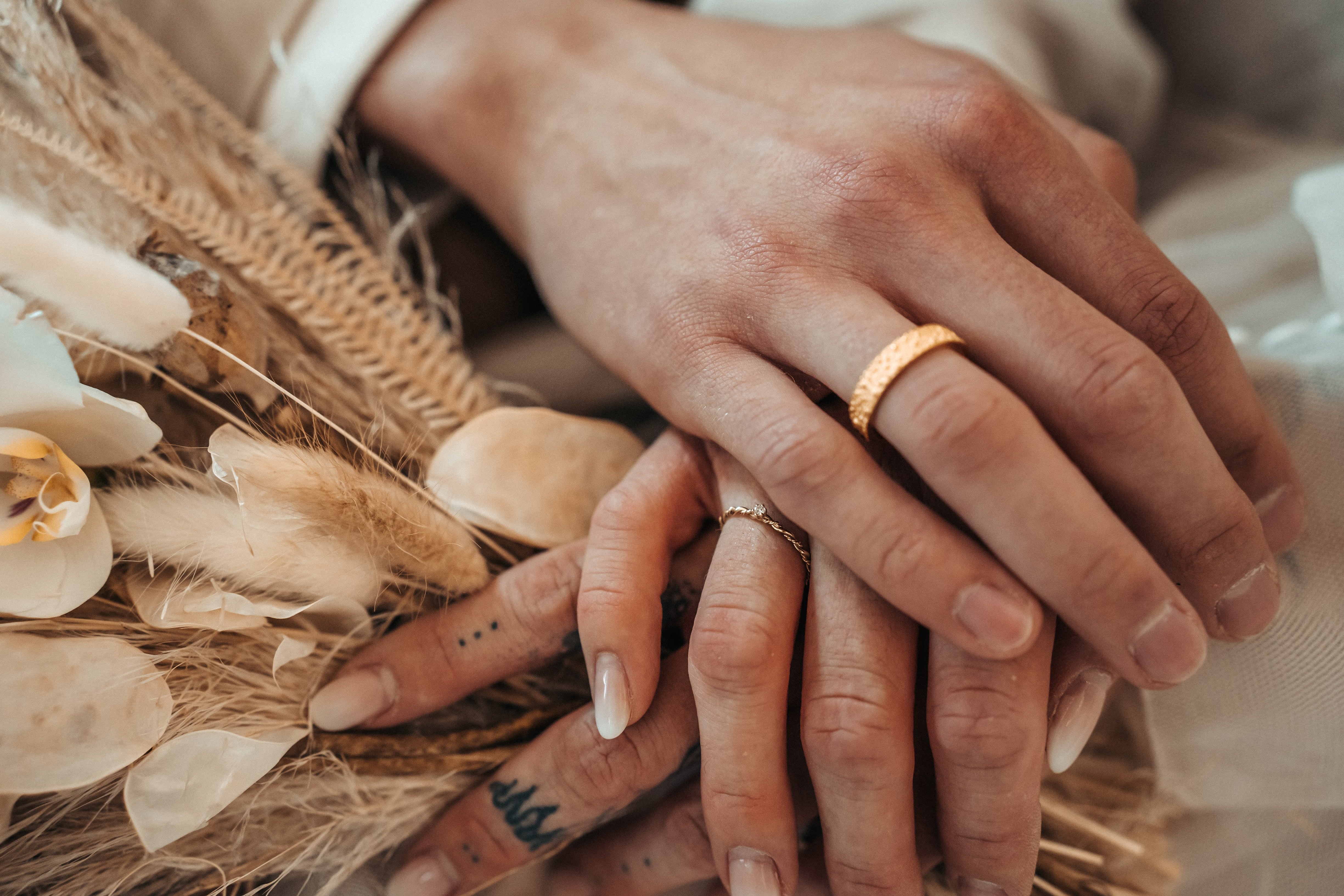 In unserer Goldschmiede im Saarland finden Sie nicht nur Eheringe, sondern auch wunderschöne Verlobungsringe und Trauringe. Unsere Verlobungsringe symbolisieren den Beginn einer neuen Reise, während unsere Trauringe Ihre Liebe für immer besiegeln.