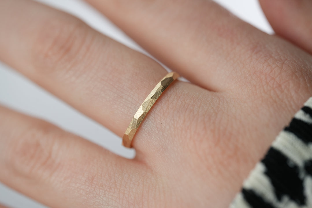Verlobungsring Gold schlicht Facettiert