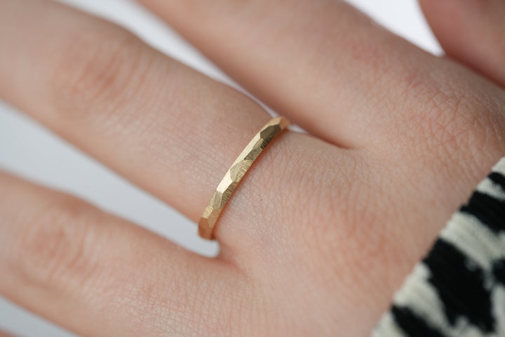 Verlobungsring Gold schlicht Facettiert