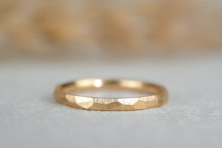 Verlobungsring Gold schlicht Facettiert