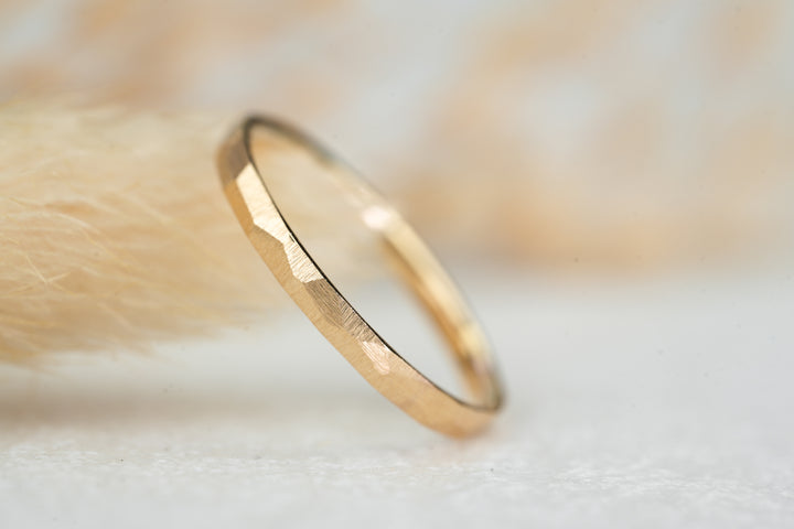 Verlobungsring Gold schlicht Facettiert