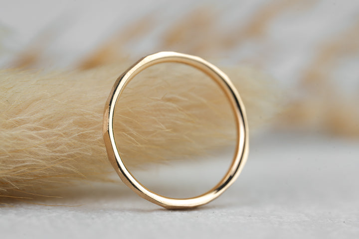 Verlobungsring Gold schlicht Facettiert