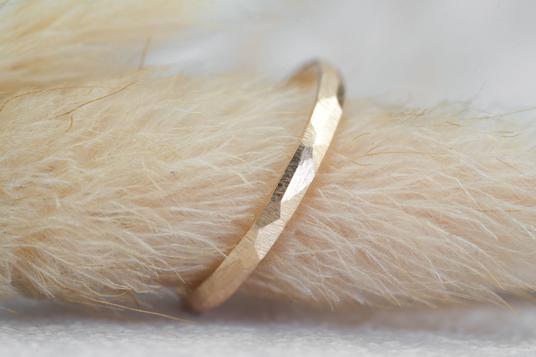 Verlobungsring Gold schlicht Facettiert