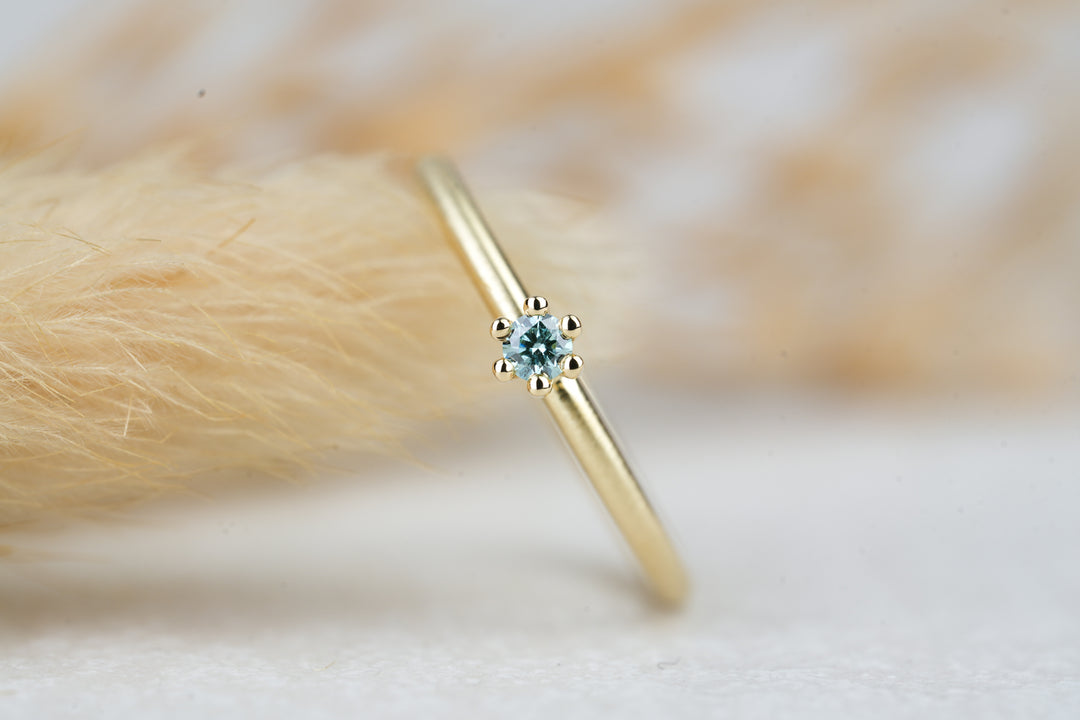 Verlobungsring Gold " Aurelia " mit blauer Diamant