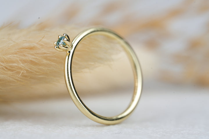 Verlobungsring Gold " Aurelia " mit blauer Diamant