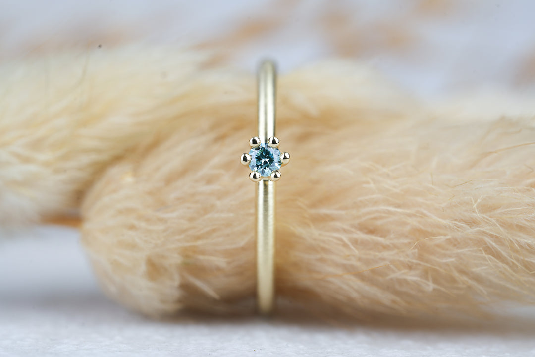 Verlobungsring Gold " Aurelia " mit blauer Diamant