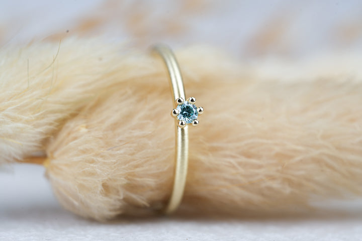 Verlobungsring Gold " Aurelia " mit blauer Diamant