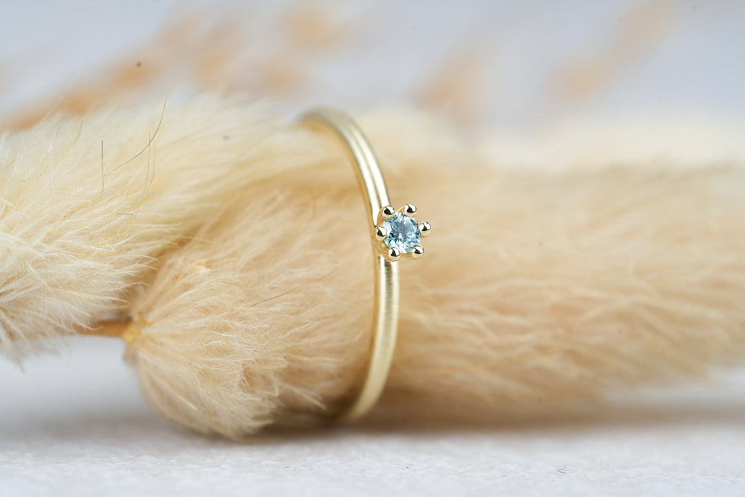 Verlobungsring Gold " Aurelia " mit blauer Diamant