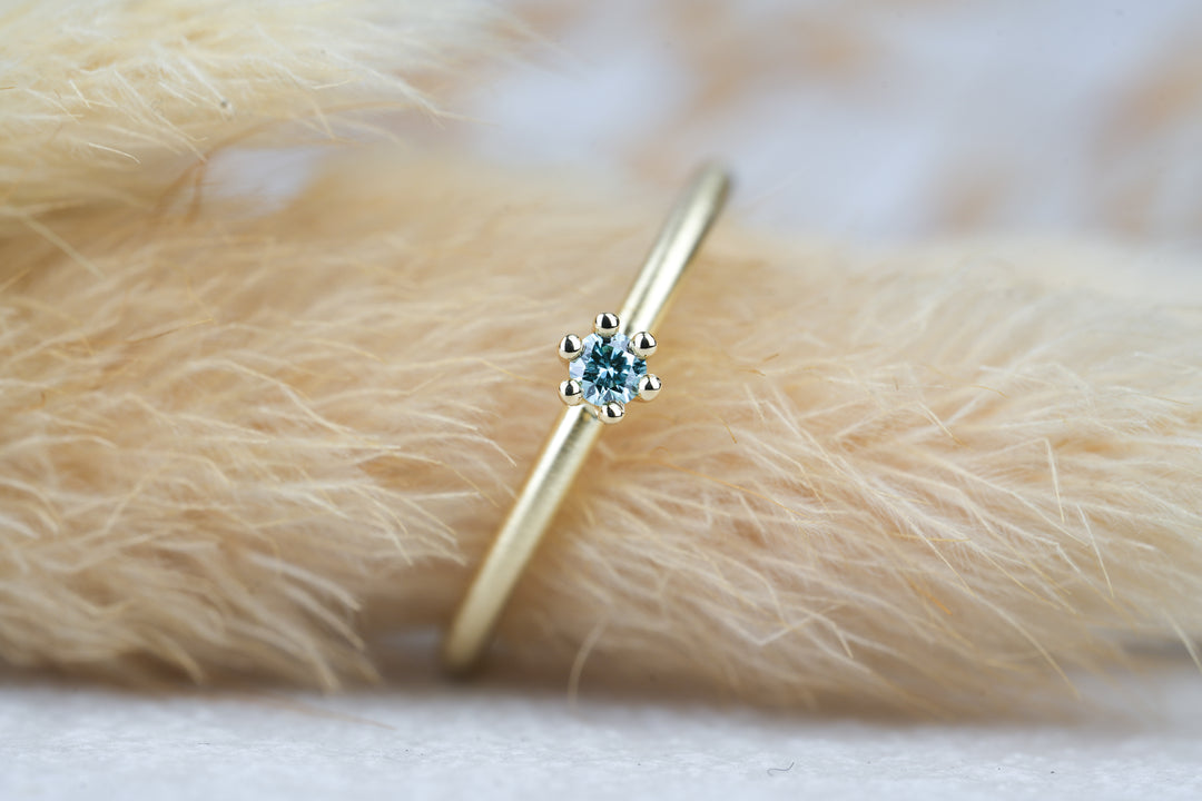 Verlobungsring Gold " Aurelia " mit blauer Diamant