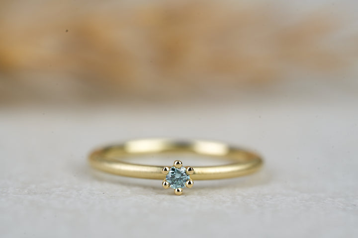 Verlobungsring Gold " Aurelia " mit blauer Diamant