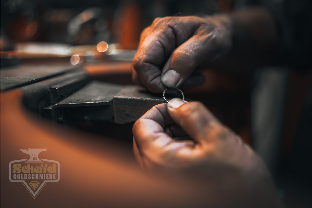 Unsere Goldschmiede im Saarland steht für exquisite Handarbeit und einzigartige Schmuckstücke. Entdecken Sie unsere Kollektion von Verlobungsringen, Eheringen und individuellen Sonderanfertigungen, die in Saarlouis hergestellt werden.