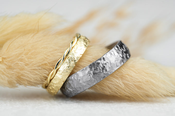 Ehering Paar Gold schwarz filigran Struktur oval