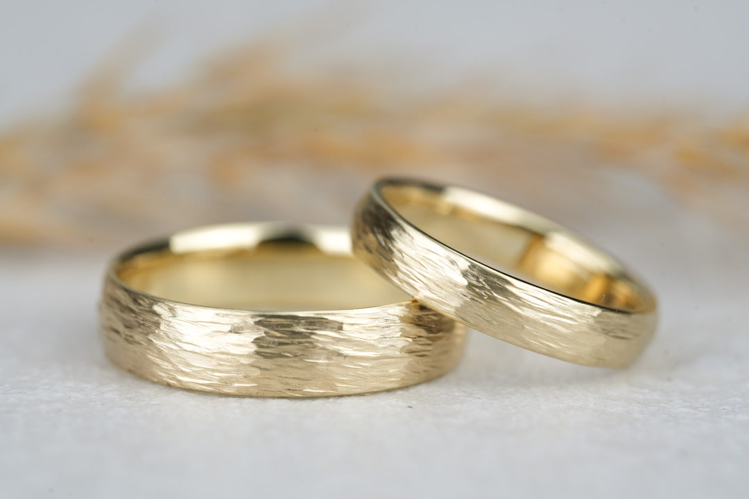 Eheringe Gold Fantasie Hammerschlag modern und filigran