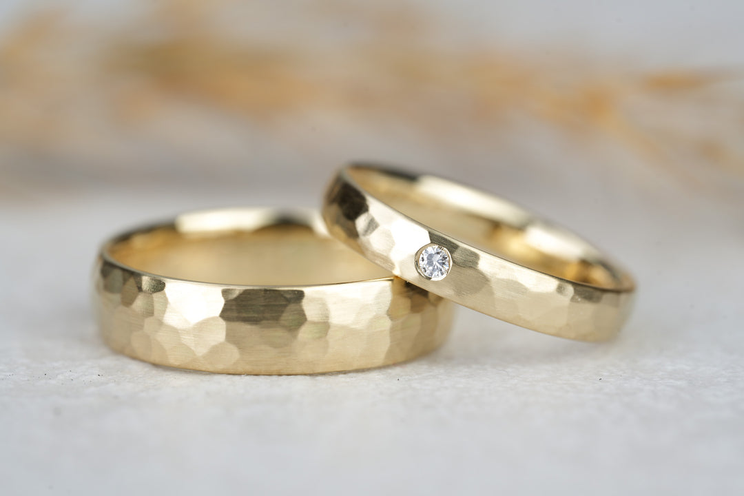 Eheringe Gold Vintage mit Hammerschlag und Diamant