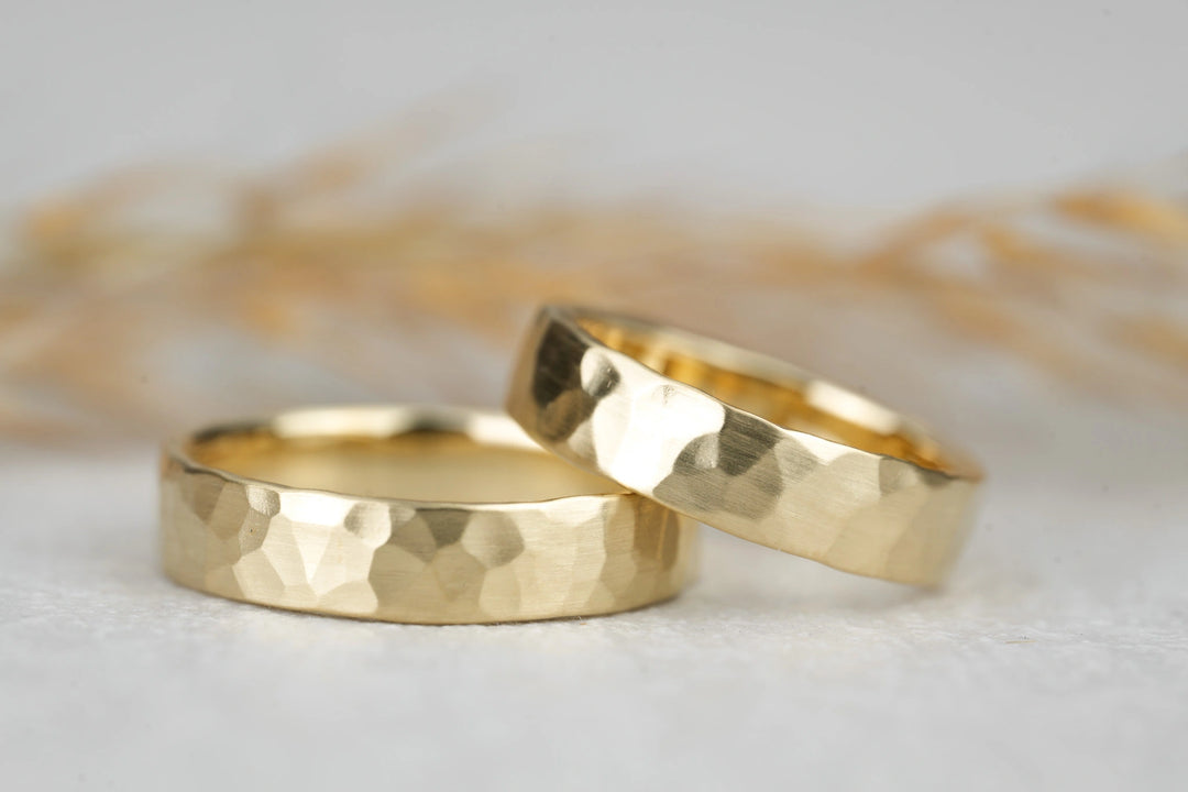 Eheringe Gold gehaemmert breit matt massiv