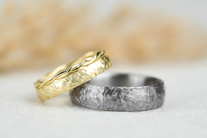 Eheringe gehaemmert Gold Tantal mit Vorsteckring matt