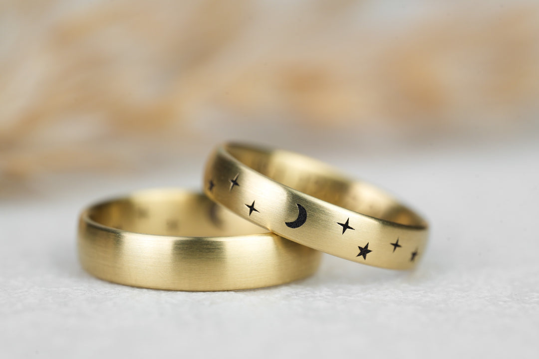 Klassische Eheringe aus Gold mit Gravur
