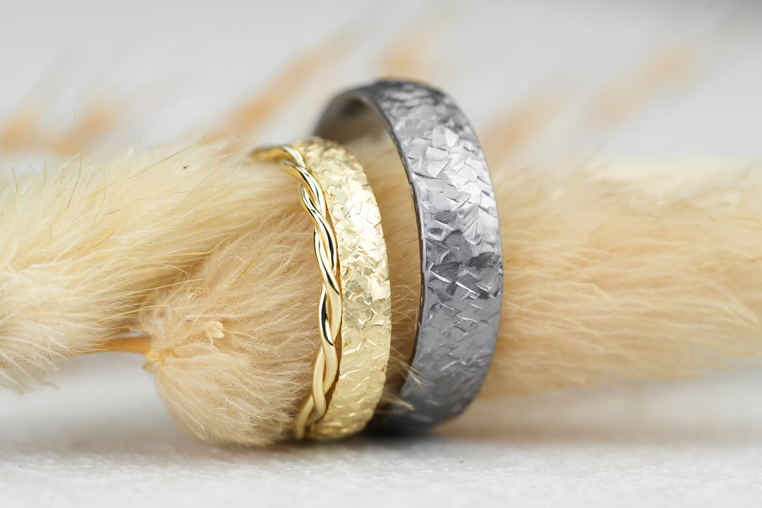 Trauringe aus Gold und Tantal gehaemmert mit Verlobungsring