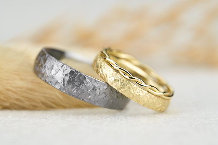 ausgefallene Eheringe Tantal Gold in Kombination mit hammerschlag und Vorsteckring