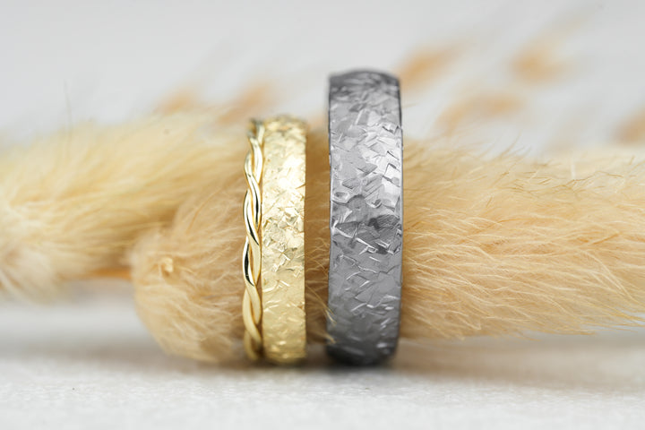 besondere Eheringe Set in Gold und Tantal mit Vorsteckring