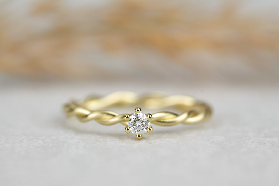 filigraner Verlobungsring in Gold als Kordelring mit Stein