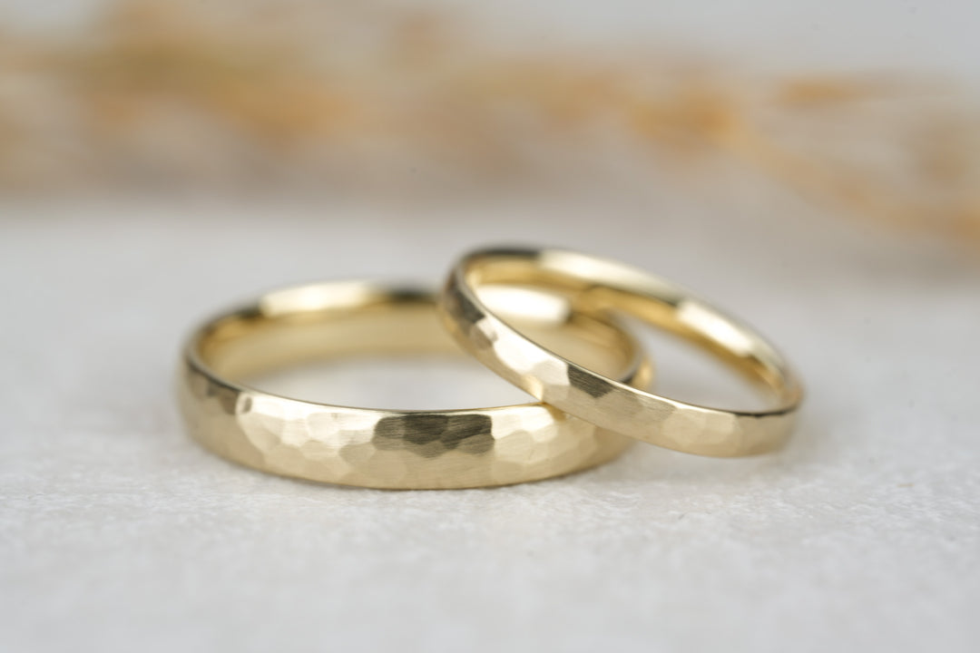 ausgefallene Eheringe gehaemmert Gold matt 585