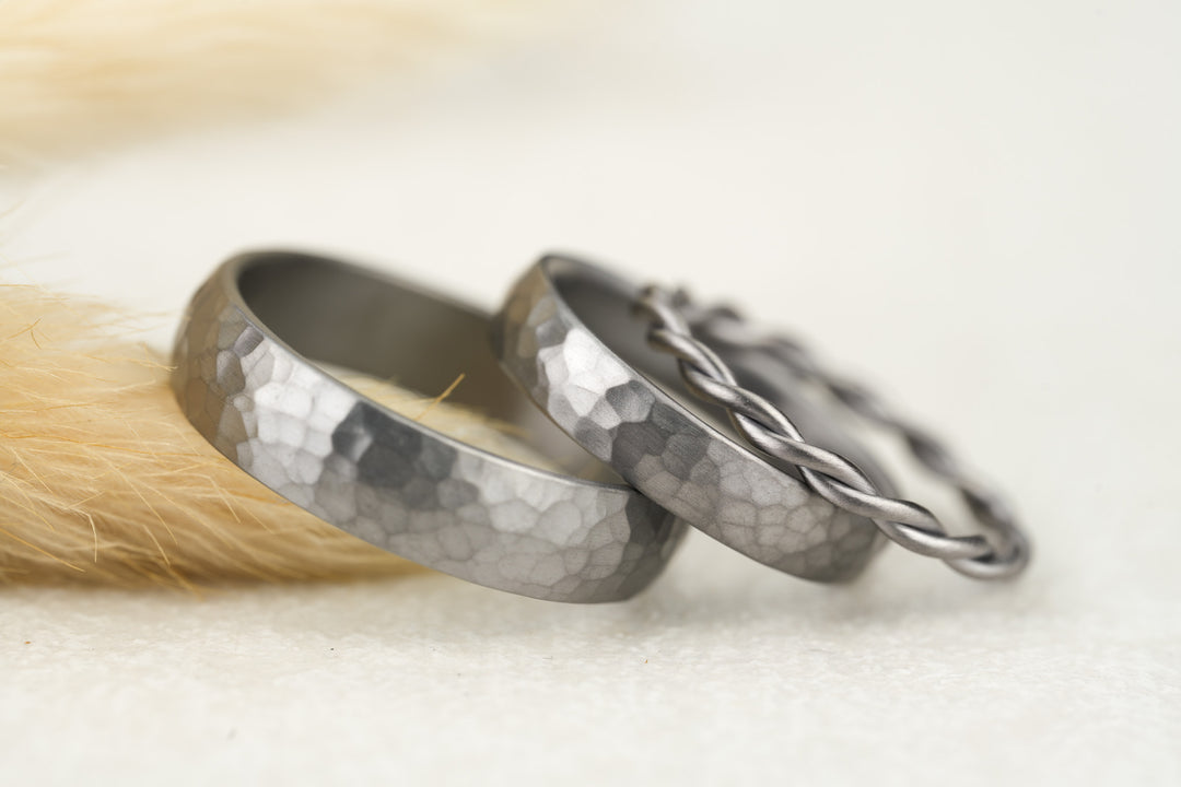 moderne Eheringe in Tantal mit Hammerschlag