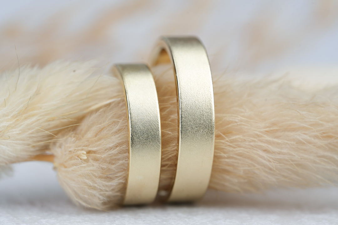 Breite Eheringe aus massivem Gelbgold