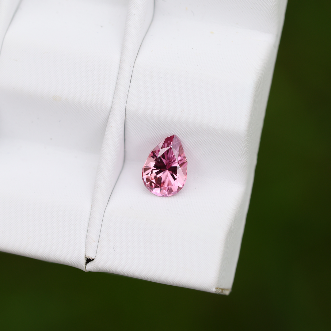 0,72ct Saphir Tropfen Pink