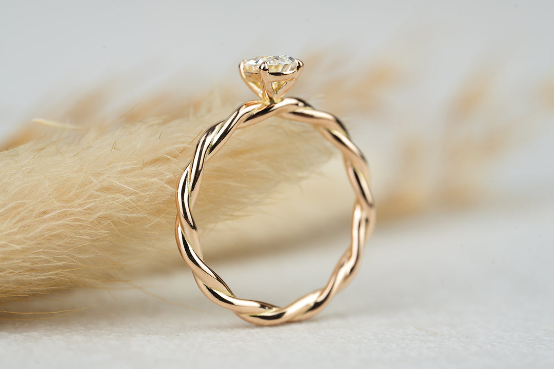 Verlobungsring " Eliana " in Rosegold mit Tropfen Diamant 0,50ct