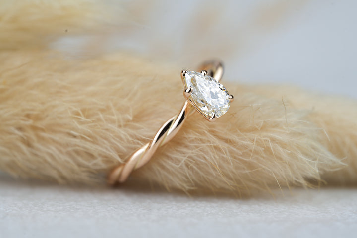 Verlobungsring " Eliana " in Rosegold mit Tropfen Diamant 0,50ct