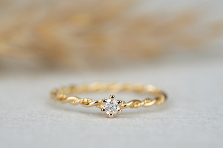 Verlobungsring " Filou " in 18 Karat Gelbgold mit Diamant