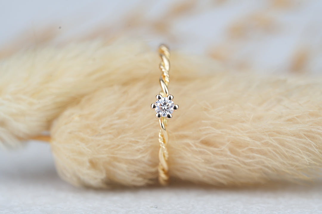 Verlobungsring " Filou " in 18 Karat Gelbgold mit Diamant