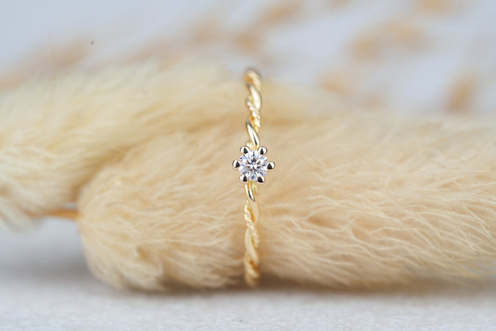 Verlobungsring " Filou " in 18 Karat Gelbgold mit Diamant