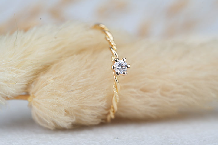 Verlobungsring " Filou " in 18 Karat Gelbgold mit Diamant