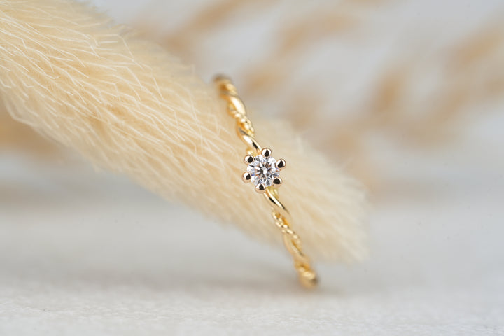 Verlobungsring " Filou " in 18 Karat Gelbgold mit Diamant