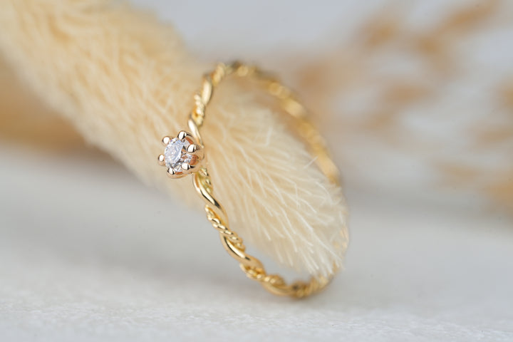 Verlobungsring " Filou " in 18 Karat Gelbgold mit Diamant