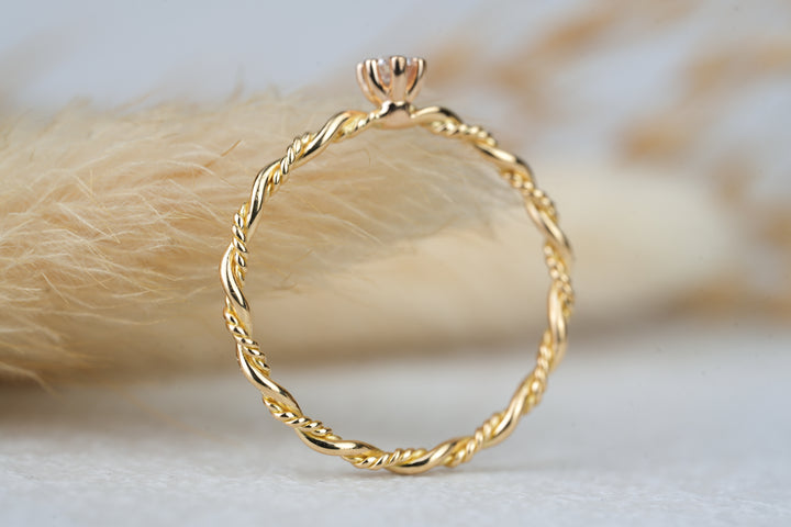 Verlobungsring " Filou " in 18 Karat Gelbgold mit Diamant