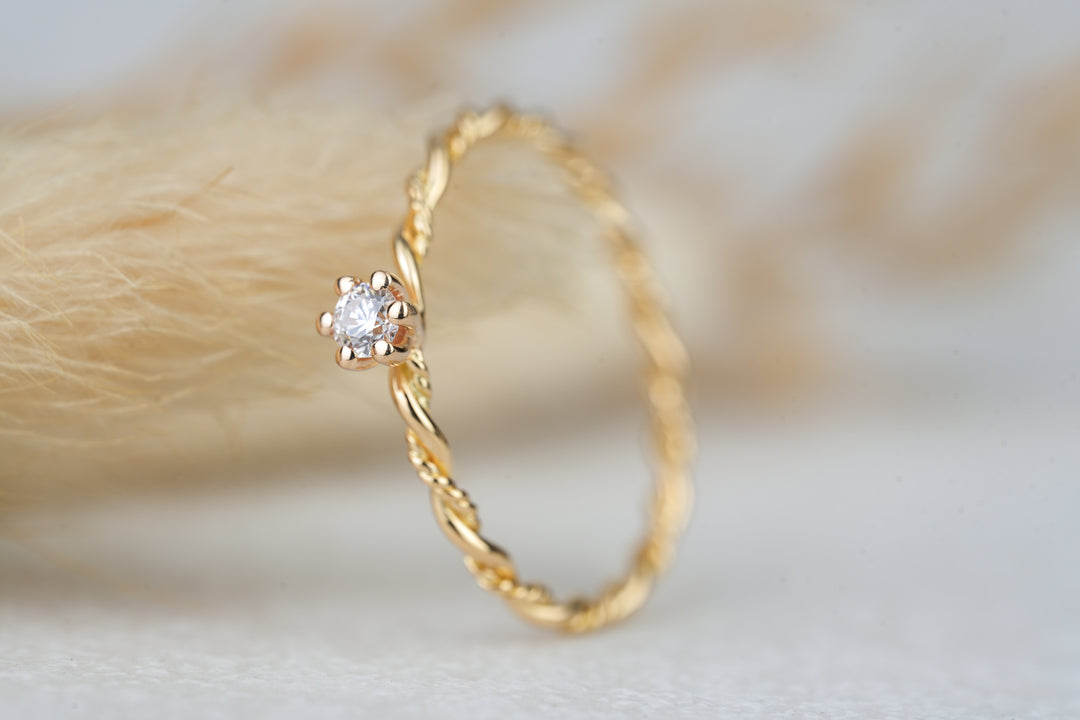 Verlobungsring " Filou " in 18 Karat Gelbgold mit Diamant