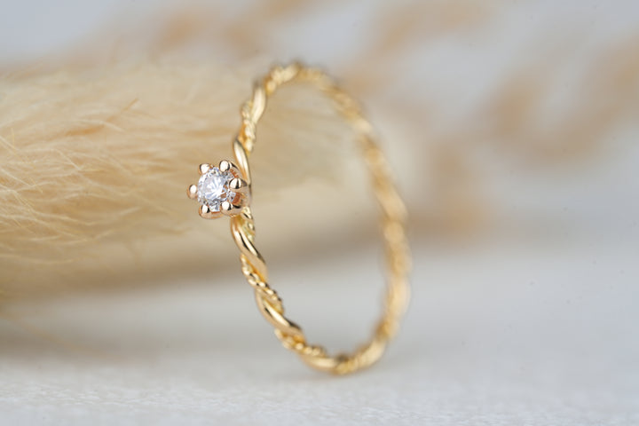 Verlobungsring " Filou " in 18 Karat Gelbgold mit Diamant