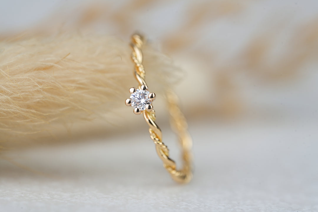 Verlobungsring " Filou " in 18 Karat Gelbgold mit Diamant