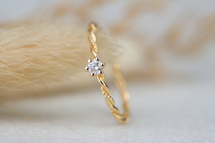 Verlobungsring " Filou " in 18 Karat Gelbgold mit Diamant