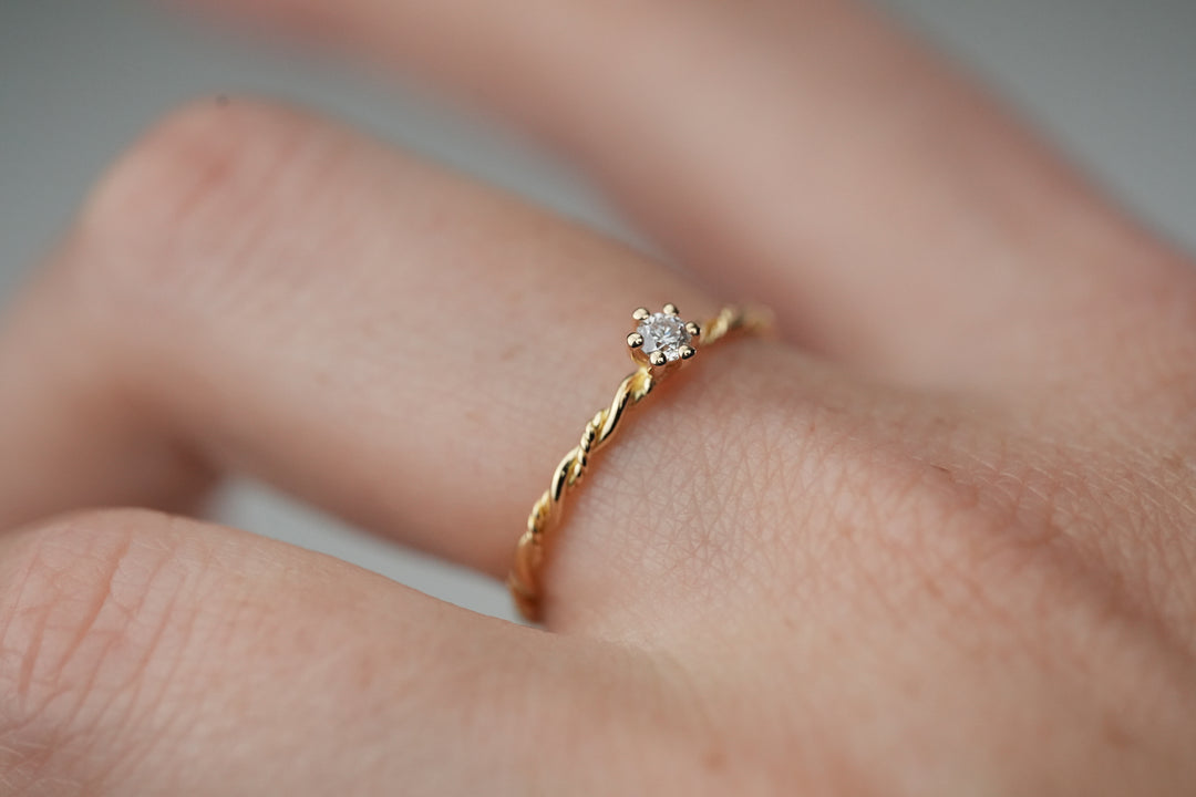 Verlobungsring " Filou " in 18 Karat Gelbgold mit Diamant