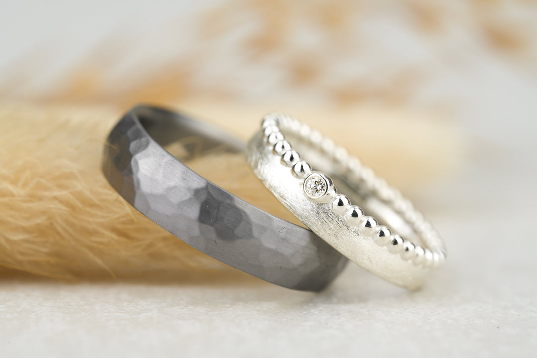 Eheringe " Duo " gehämmert Tantal Silber