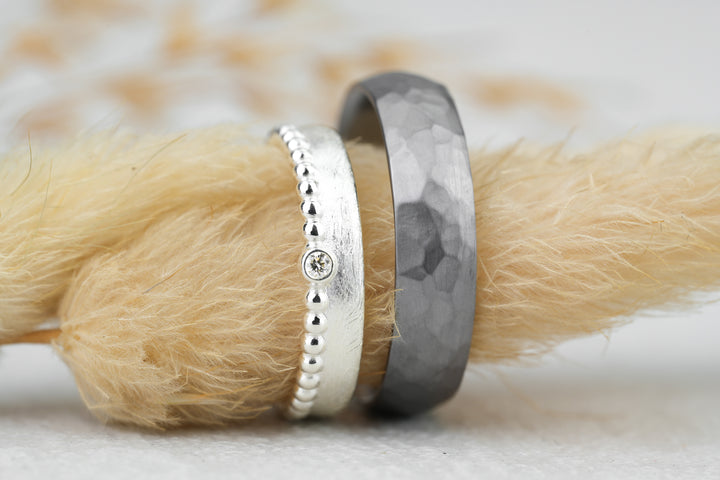 Eheringe " Duo " gehämmert Tantal Silber