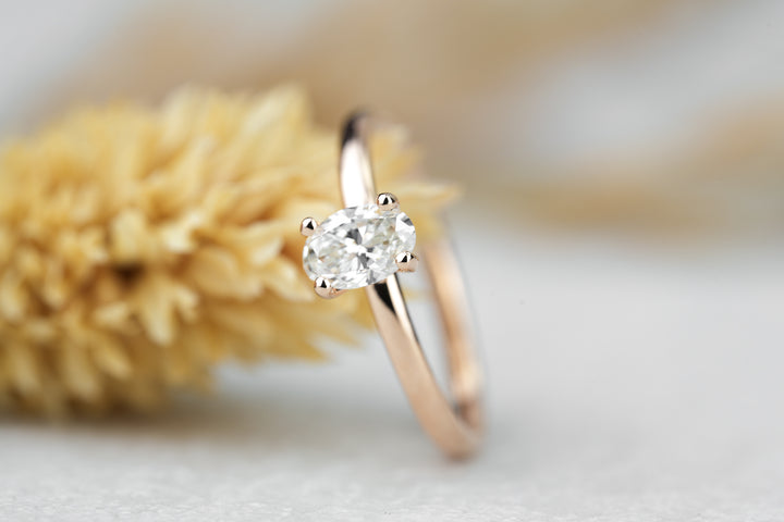 Filigraner Verlobungsring " Solaria " in Roségold mit ovalem Diamant