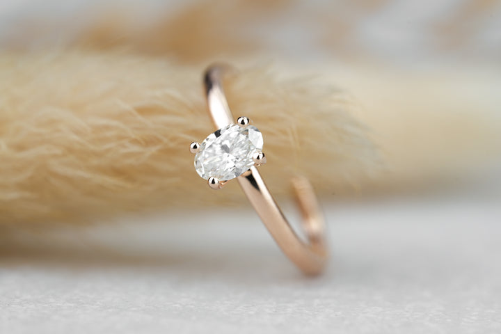 Filigraner Verlobungsring " Solaria " in Roségold mit ovalem Diamant