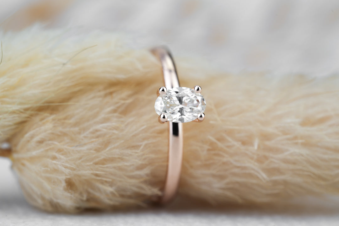 Filigraner Verlobungsring " Solaria " in Roségold mit ovalem Diamant